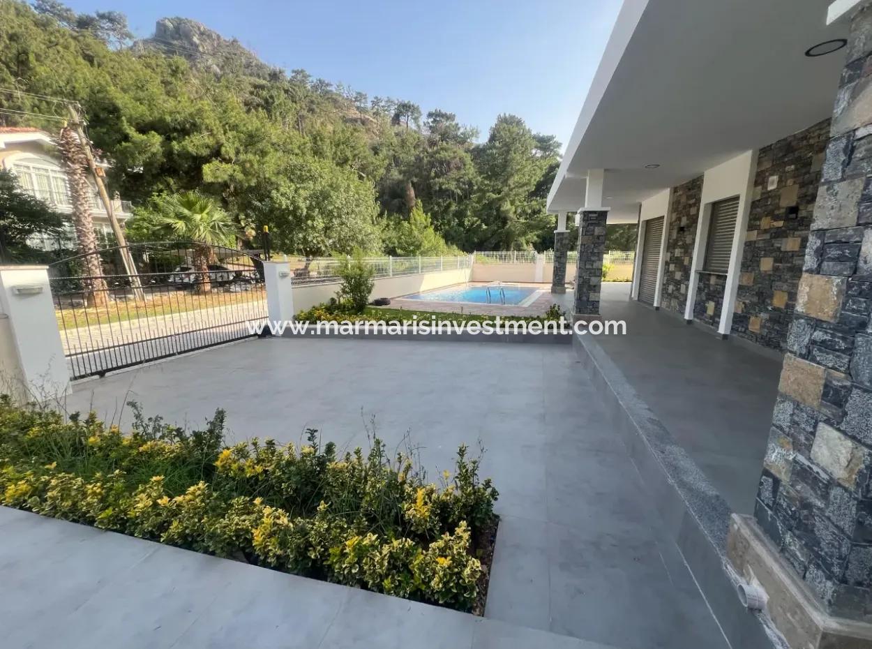 Ultra-Luxusvilla Zum Verkauf Im Viertel Icmeler Im Stadtteil Marmaris, 4 Zimmer, 4 Bäder, 240M2 Mit Swimmingpool, Auf Einem Komplett Freistehenden 450M2 Großen Grundstück Mit Waldblick