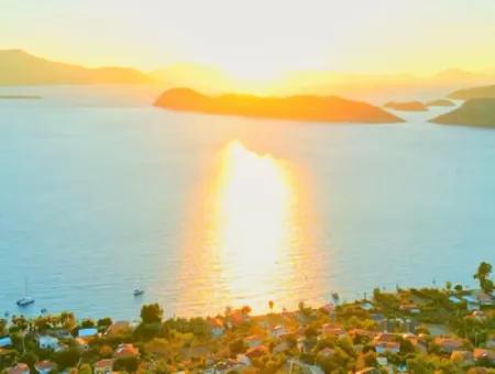 Einfamilienhaus Zum Verkauf Auf Einem 2000M2 Großen Grundstück Am Meer Im Viertel Marmaris Söğüt. Geeignet Zum Festbinden Eines Bootes Davor.