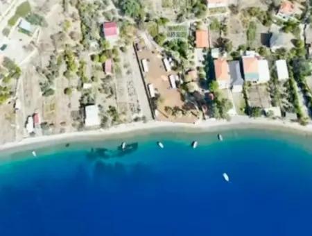 Einfamilienhaus Zum Verkauf Auf Einem 2000M2 Großen Grundstück Am Meer Im Viertel Marmaris Söğüt. Geeignet Zum Festbinden Eines Bootes Davor.