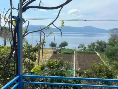 Einfamilienhaus Zum Verkauf Auf Einem 2000M2 Großen Grundstück Am Meer Im Viertel Marmaris Söğüt. Geeignet Zum Festbinden Eines Bootes Davor.