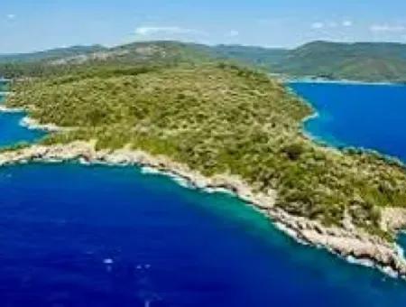 Die Zum Verkauf Stehende Insel Im Golf Von Gökova Im Bezirk Marmaris Hat Eine Grundstücksfläche Von 365000M2 Und Es Befindet Sich Ein Eingetragenes Haus Darin.